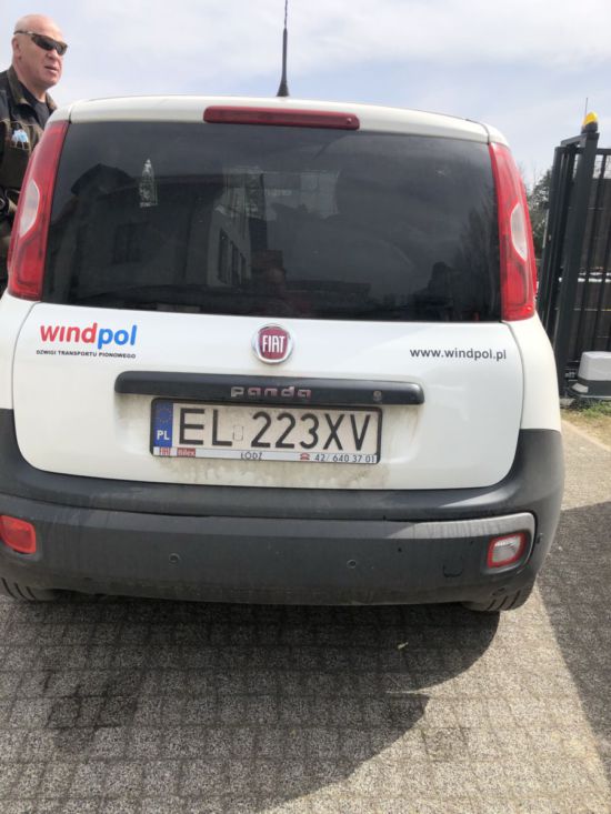 branding na nowym fiacie doblo dla windpol wykonany z typografi wykonanej z foli barwionej w masie i wycinanej na ploterze tnącym