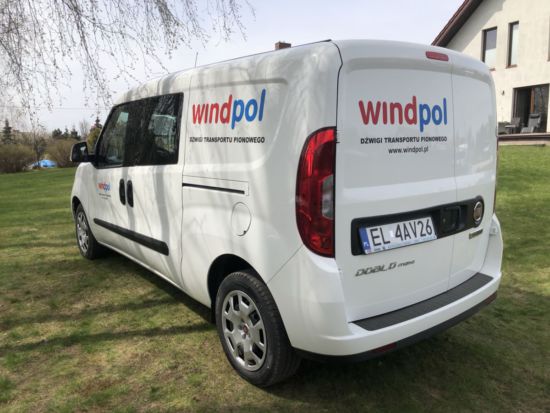 branding na nowym fiacie doblo dla windpol wykonany z typografi wykonanej z foli barwionej w masie i wycinanej na ploterze tnącym