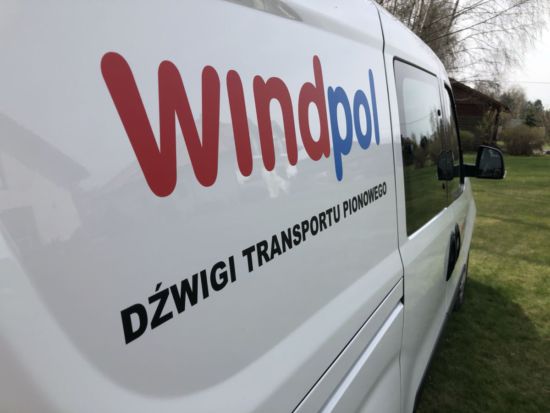 branding na nowym fiacie doblo dla windpol wykonany z typografi wykonanej z foli barwionej w masie i wycinanej na ploterze tnącym